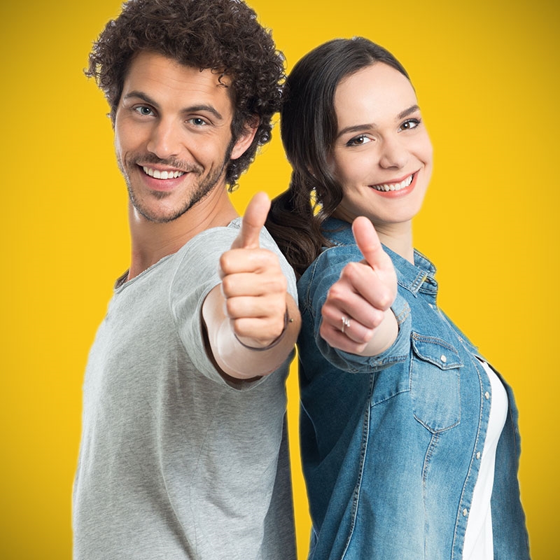 giovani ok gialli sfondo